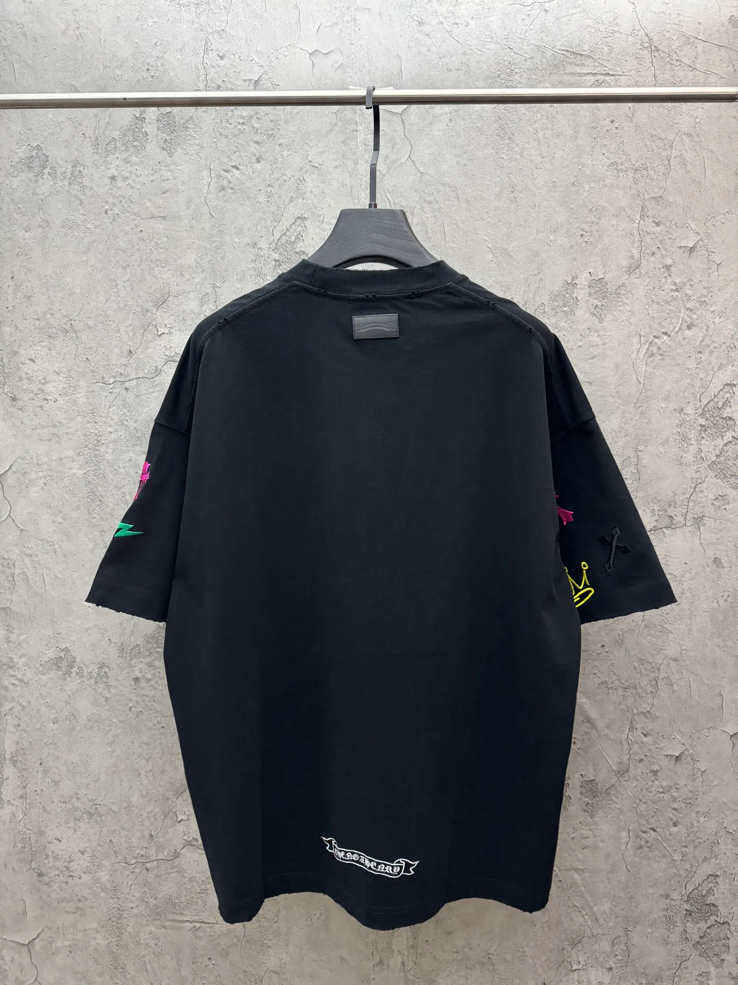 P240 top version, real shot without P, ​​different from market currency) 𝗖𝗵𝗿𝗼𝗺𝗲 𝗛𝗲𝗮𝗿𝘁𝘀/Cro Heart 2026 Spring New Original Single Counter American Color Thread Embroidery Couple Short Sleeves 👑The highest version! Customized fabric 320 grams, best-selling model at the counter, very comfortable to wear. Accessories: original molded and authenticated collar label ➕ 100% silk wash water label. Genuine purchase-grade original hangtag➕matching hanging rope➕3D hanging beads➕original packaging bag. Craftsmanship: The original version has consistent wiring! The highest version of the armhole matching technique! Color: White Black Size: S M L XL Style No.: 5211